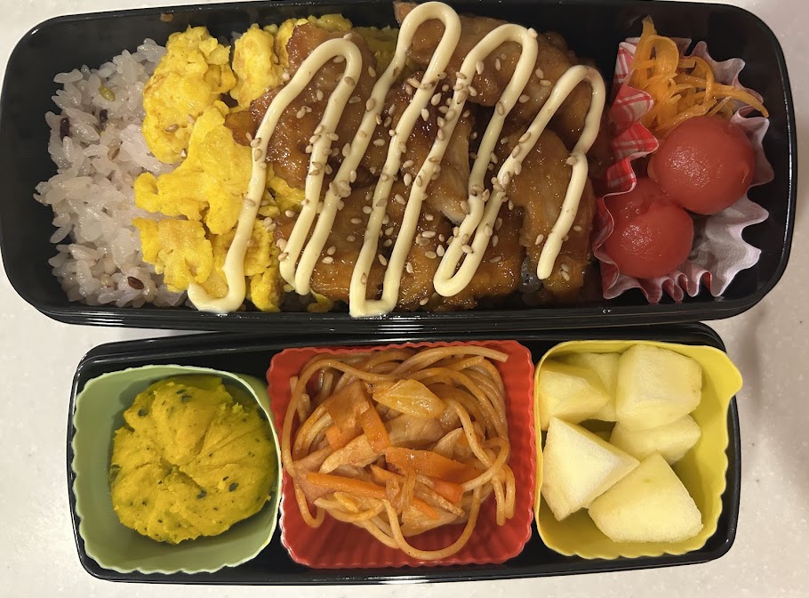 金曜日の中学生男子のお弁当。照り焼き丼とフルーツなどを組み合わせた、無理しない時短メニューの一例。