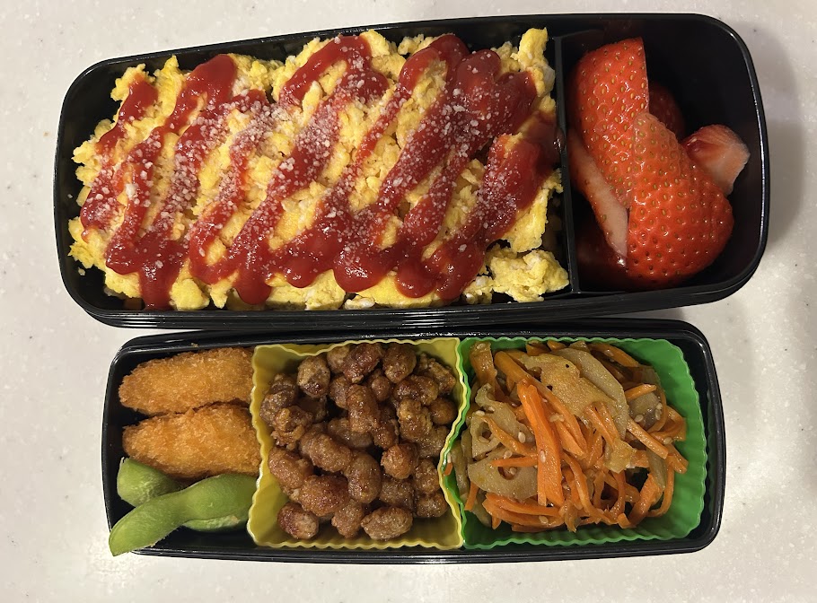 月曜日の中学生男子のお弁当。オムライスと野菜のおかずを中心に、レンジ調理で時短したワンオペ家庭向けのお弁当例。