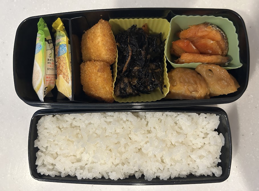 木曜日の中学生男子のお弁当。夕食のおかずを冷凍ストックして活用した、火を使わない朝ラクお弁当。