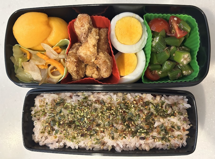 火曜日の中学生男子のお弁当。唐揚げとゆで卵料理を組み合わせた、忙しい朝でも5分で完成する時短弁当。