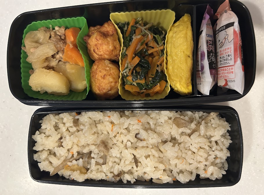 水曜日の中学生男子のお弁当。炊き込みごはんと肉じゃが、ゼリーなど彩りのよいお弁当で、栄養バランスも意識した内容。
